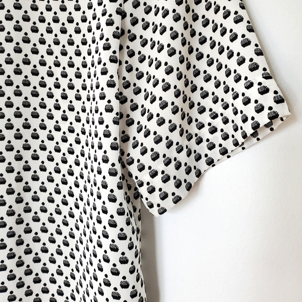 H&M Short Sleeved Button Up White & Black Retro Patterned Flowy Blouse (Size 2) - Picture 8 of 9